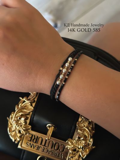 Сет Goddess Code съчетава в себе си лукса на 14K злато 585, класиката на перли Swarovski и блясъка на черни циркониеви мъниста.