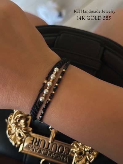 Сет Goddess Code съчетава в себе си лукса на 14K злато 585, класиката на перли Swarovski и блясъка на черни циркониеви мъниста.