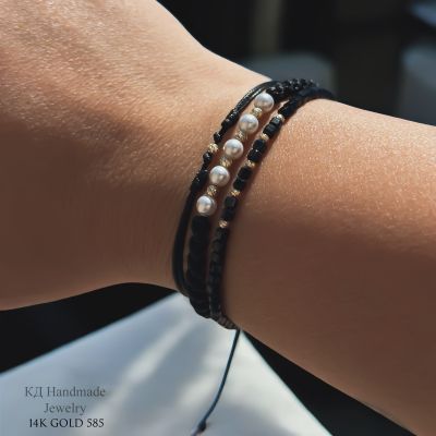 Сет Goddess Code съчетава в себе си лукса на 14K злато 585, класиката на перли Swarovski и блясъка на черни циркониеви мъниста.