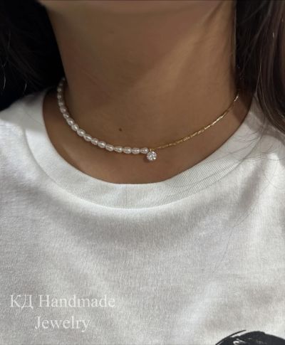 Колие от Бели речни перли съчетани със  стъклените позлатени или сребристи тръбички и циркон