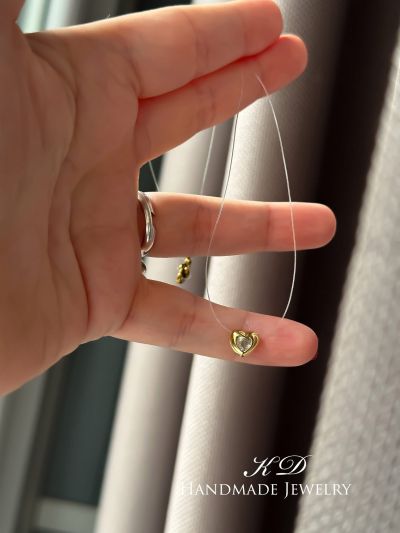 Колие на корда с позлатено сърчице циркон